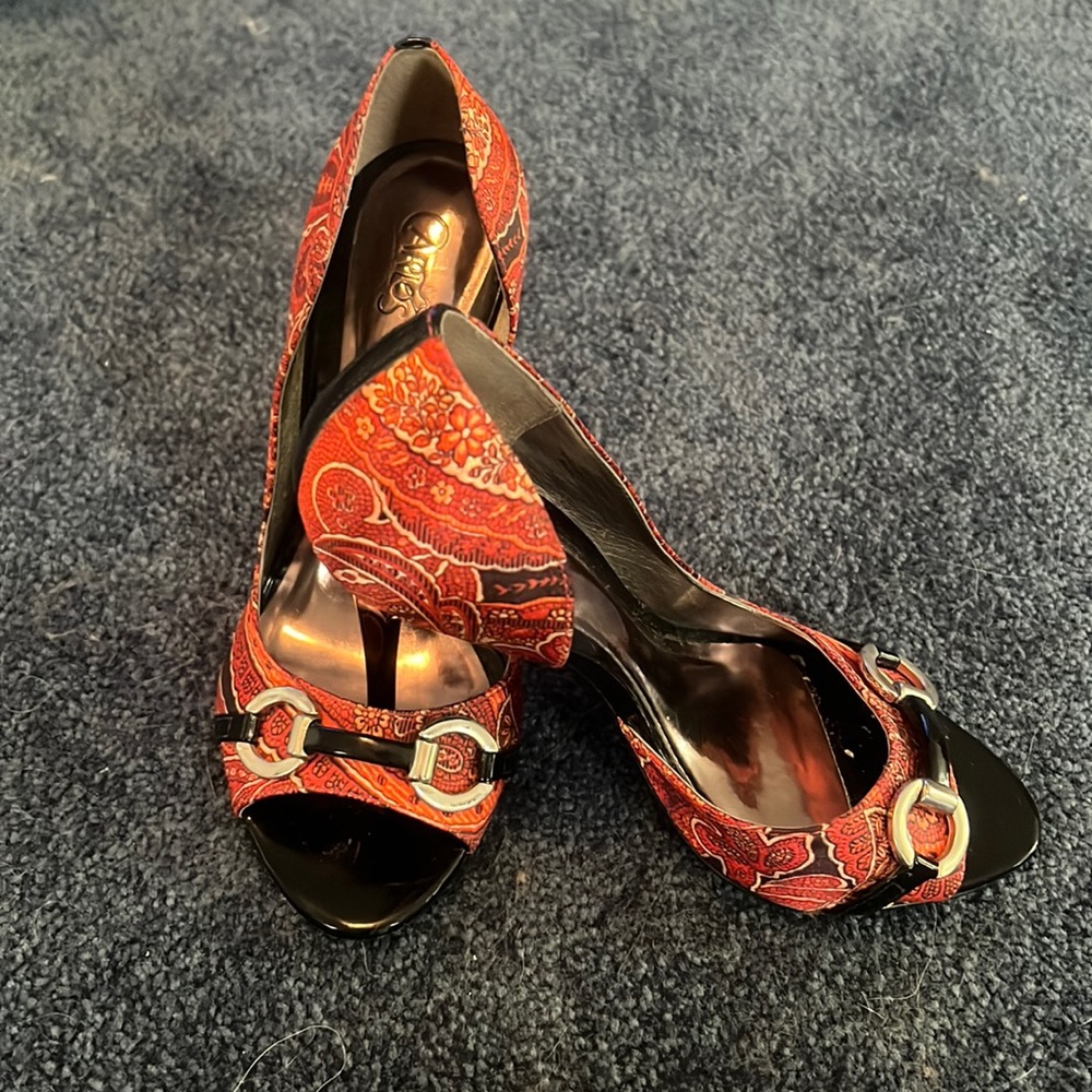 Carlos By: Carlos Santana Roulette-Red Paisley Stiletto